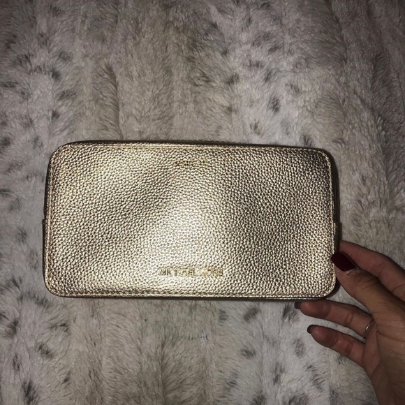 Michael Kors Handbags - ✨Micheal Kors makeup bag Michael Kors Handbags - ✨Micheal Kors makeup bag